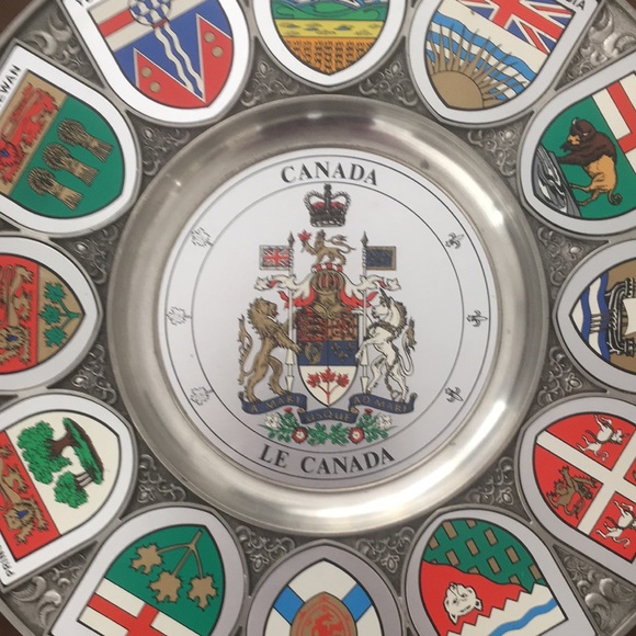 Vintage Collector's Plate Of Canada With Flags of The Canadian Provinces - Picture 6 of 17